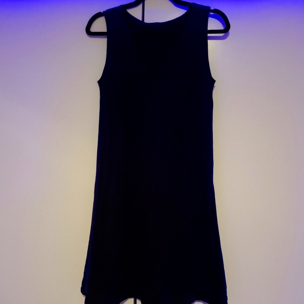 Super cute dress used a few times. Great condition